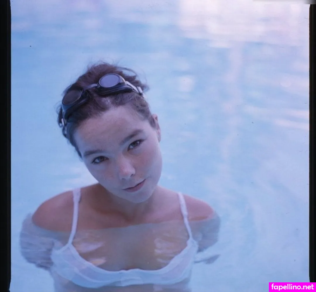 Bjork Leaked Nude Picture #8KgK6iyALM