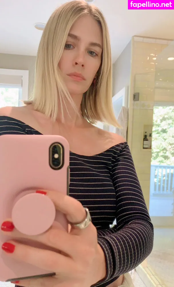 Januaryjones Leaked Nude Picture #eKn7WBHE3o