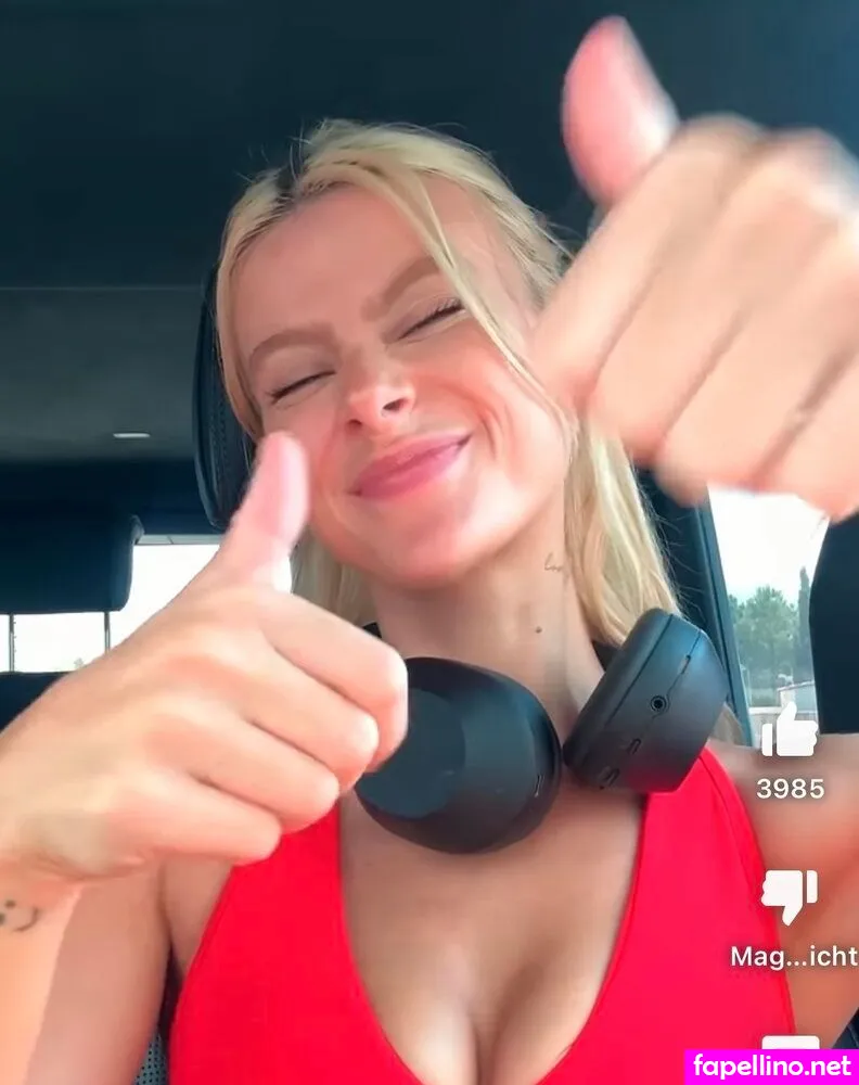 Macht Werbung für Sony Kopfhörer. Kennt Sie jemand? Leaked Nude Picture #TqCBjz5G01